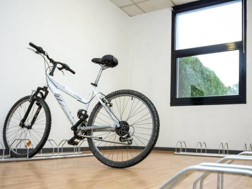 Vélo sur le terrain de l'établissement ibis budget Lorient Hennebont ou dans les environs
