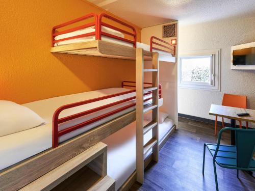 Camera con letto a castello, 2 letti a castello e scrivania. di hotelF1 Paris Saint Denis Stade a Saint-Denis