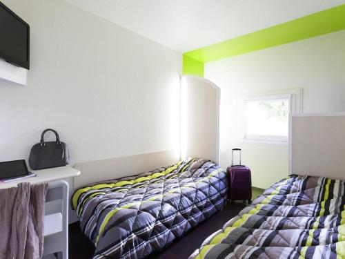 Letto o letti in una camera di hotelF1 Paris Saint Denis Stade