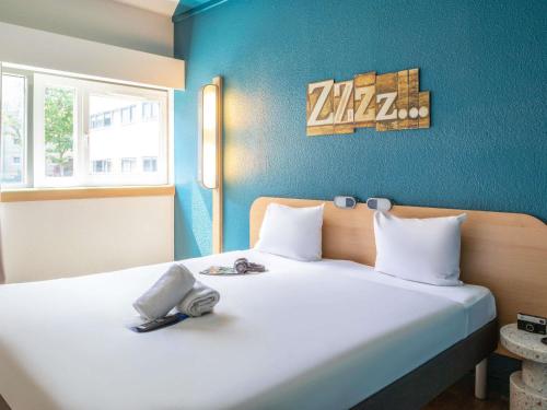 Postel nebo postele na pokoji v ubytování ibis budget Paris Porte de Pantin