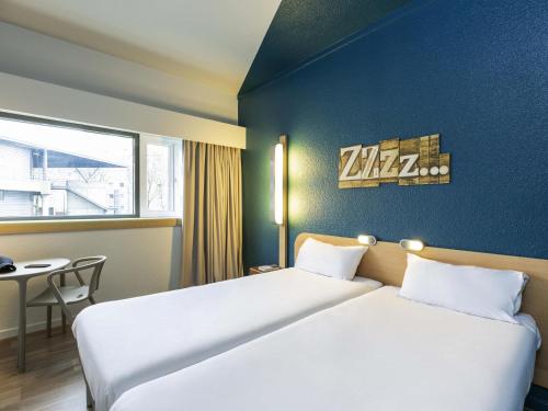 Postel nebo postele na pokoji v ubytování ibis budget Paris Porte de Pantin