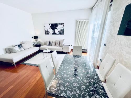 una sala de estar con una mesa y un sofá en Appartamento villatorretta24, en Riva del Garda