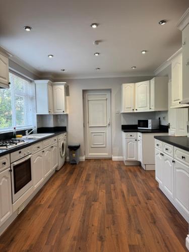 Η κουζίνα ή μικρή κουζίνα στο Marston MK43 Serviced Accommodation