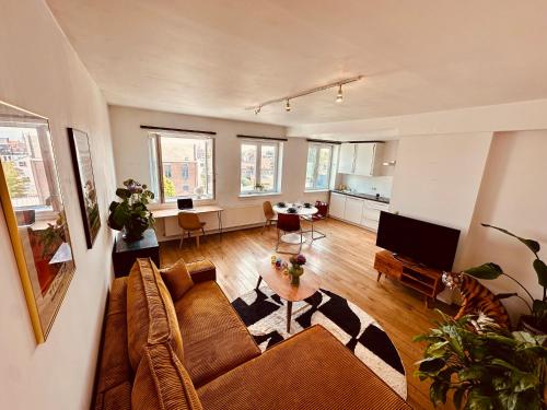 una sala de estar con un sofá y una mesa en Antwerp City Nest, en Amberes
