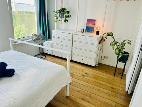 Un dormitorio con una cama y una cómoda y una ventana. en Antwerp City Nest, en Amberes