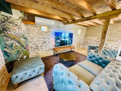 Χώρος καθιστικού στο Maison de charme avec vue sublime et piscine à débordement