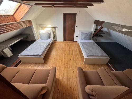 ミュンヘンにあるMunich Apartmentsのベッド2台とソファのあるリビングルーム