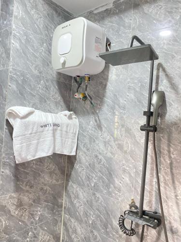 Vannituba majutusasutuses luxury 2BR Duplex near Airport with wifi and free parking