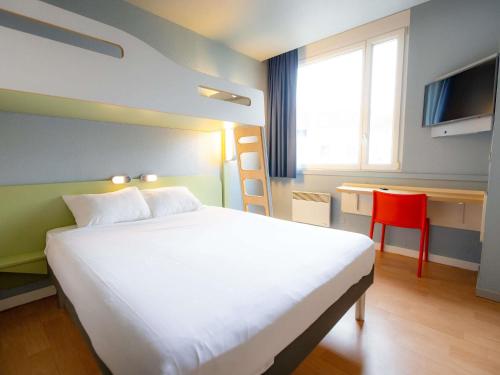 a bedroom with a bed and a desk and a red chair at ibis budget Besançon Centre Gare in Besançon