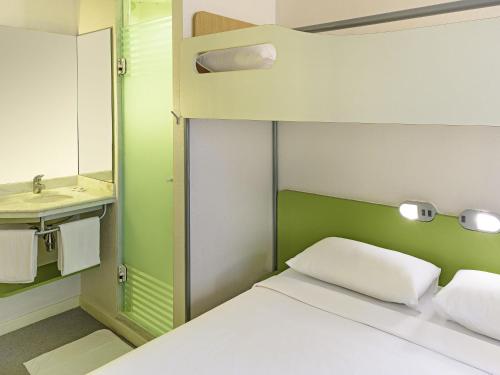 a small bedroom with a bed and a sink at ibis budget Sao Paulo Paraiso in Sao Paulo