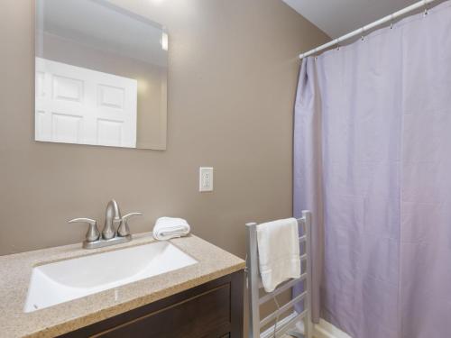 ein Badezimmer mit Waschbecken und Dusche in der Unterkunft Cozy 2BR Mountain Retreat Near Killington Resort - Pet Friendly, Fireplace, Foosball in Sherburne Center