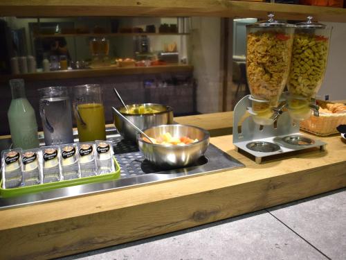 eine Küchentheke mit Herd und etwas Essen in der Unterkunft ibis Budget Arles Palais Des Congres in Arles