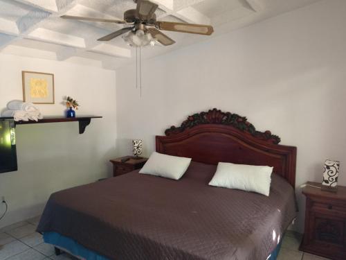 a bedroom with a bed and a ceiling fan at La Super Casa en Palmira in Cuernavaca