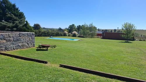a yard with a picnic table and a pool at PIUKE lugar de descanso in Tandil
