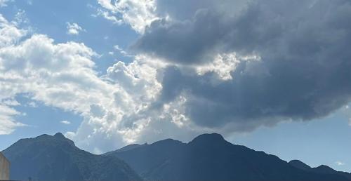 En generel udsigt til bjerge eller udsigt til bjerge taget fra feriehuset