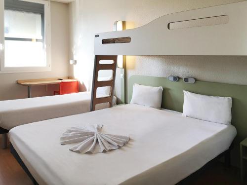 Un ou plusieurs lits dans un hébergement de l'établissement ibis budget Tours Centre Gare et congrès