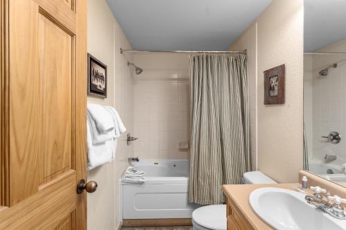 Koupelna v ubytování Tenderfoot Lodge 2642 by Summit County Mountain Retreats