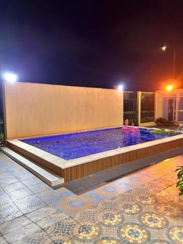 ルアンダにあるResidencial Doce Frescuraの夜間のスイミングプール利用