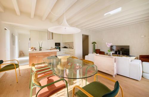 Una sala de estar con una mesa de cristal y sillas. en Luxury Villa by the Sea w Salty Pool, by TimeCooler, en Oeiras