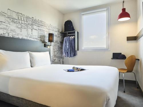 a bedroom with a large white bed and a window at Greet Hotel Paris porte de la Chapelle - Aréna in Paris