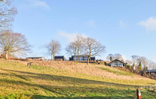 un campo con casas en la cima de una colina en Lovely Home In Løgstrup With House Sea View, en Hjarbæk