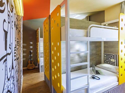 a dorm room with bunk beds and a guitar at ibis budget Rio de Janeiro Centro in Rio de Janeiro