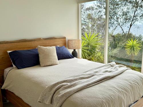 Llit o llits en una habitació de Te Aroha Hideaway Anglesea