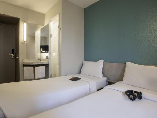two beds sitting next to each other in a room at ibis budget Sao Paulo Morumbi in Sao Paulo