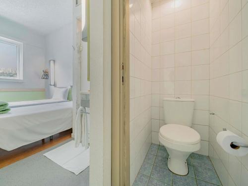 a white bathroom with a toilet and a sink at ibis budget Sao Paulo Jardins in Sao Paulo