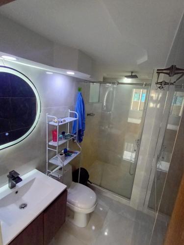 une salle de bain avec une douche, des toilettes et un lavabo dans l'établissement Apartamento en el Conjunto Residencial Goya, à Neiva