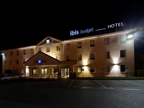 a building with a sign that reads its hotel at Ibis Budget Dole-Choisey in Dole