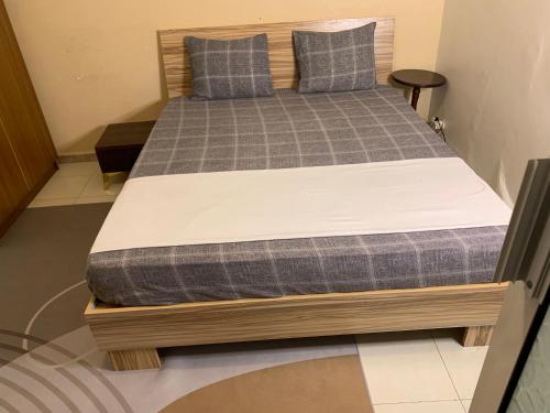 a bedroom with a bed in a room with at Maison Toutaf in Dakar