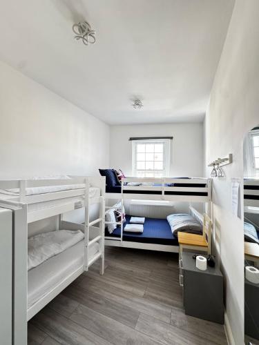 Ένα ή περισσότερα κρεβάτια σε δωμάτιο στο Family room in Zone 2