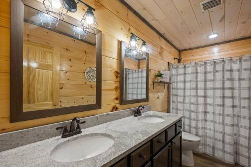 Ένα μπάνιο στο Moonwalking Bear- Perfect Fall Cabin Stay