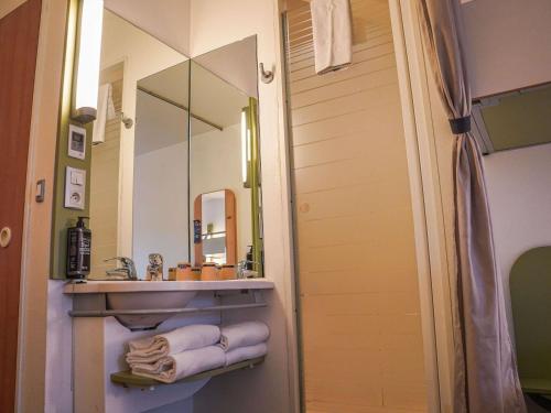 Salle de bains dans l'établissement Ibis Budget Bayeux