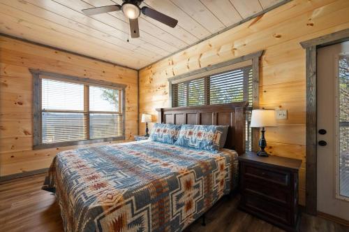 Ένα ή περισσότερα κρεβάτια σε δωμάτιο στο Moonwalking Bear- Perfect Fall Cabin Stay