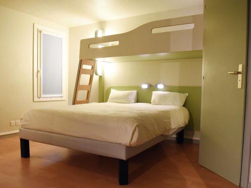 a bedroom with a bunk bed with a ladder at Hotel ibis Budget Laval in Bonchamp-lès-Laval