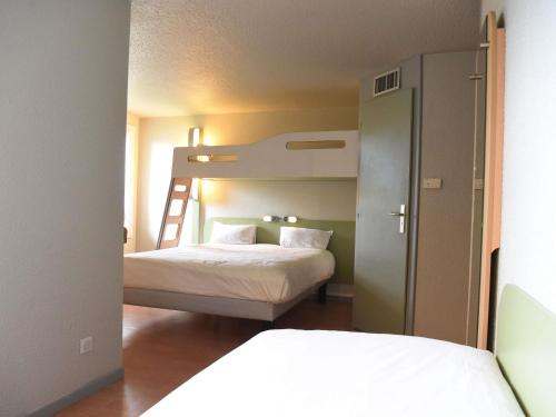 a bedroom with two beds and a bunk bed at Hotel ibis Budget Laval in Bonchamp-lès-Laval