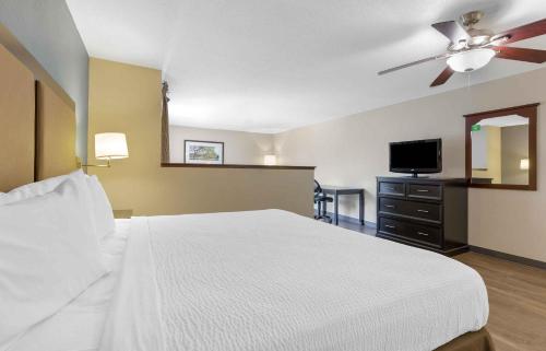 a bedroom with a white bed and a ceiling fan at Extended Stay America Suites - New York City - LaGuardia Airport in Queens