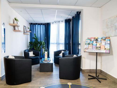 a waiting room with chairs and a table at ibis budget Aix en Provence in Aix-en-Provence
