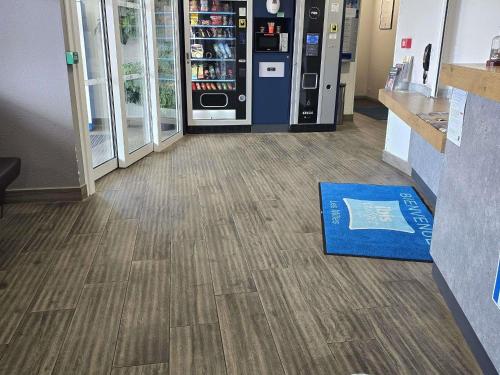 a floor in a store with a vending machine at ibis budget Aix en Provence in Aix-en-Provence