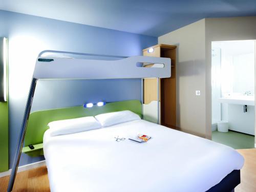 a bed in a room with a bunk bed at ibis budget Brest Centre Port in Brest