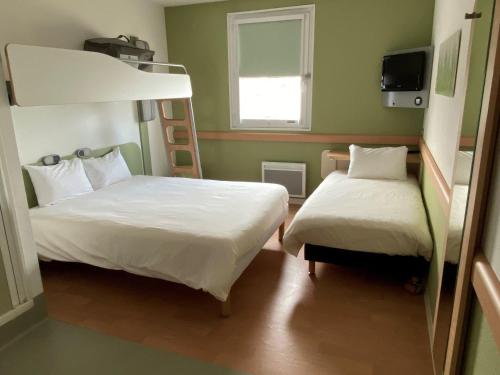 a bedroom with two beds and a bunk bed at Ibis budget Verdun in Verdun
