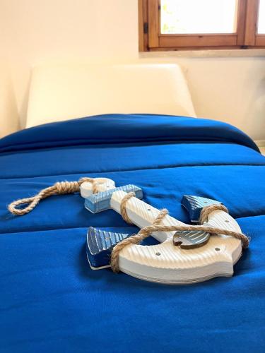 a pair of shoes and a rope on a bed at Scalea da sogno, il tuo rifugio vista mare in Scalea