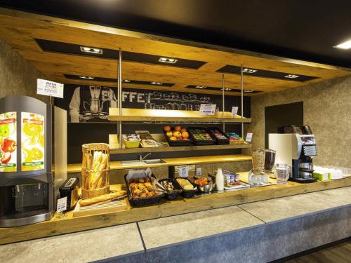 a food counter in a fast food restaurant at ibis budget Angoulême Nord in Champniers