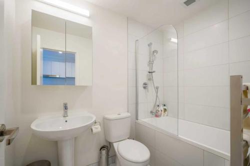 Ένα μπάνιο στο Brand New CBD Apartment with Easy Campus Access