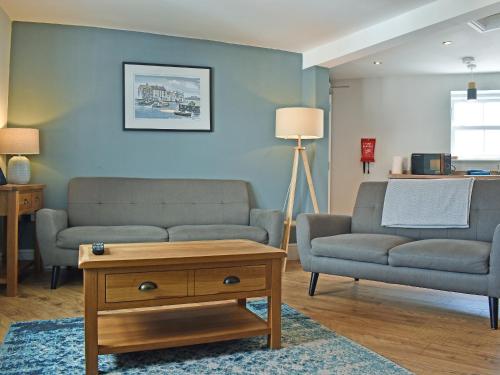 Una sala de estar con un sofá y una mesa de café. en High Tide - Uk50361, en Filey
