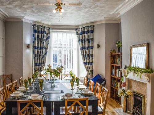 Un comedor con mesa y sillas en The Sandcastle, en Blackpool