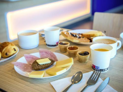 Makanan di atau berdekatan hotel