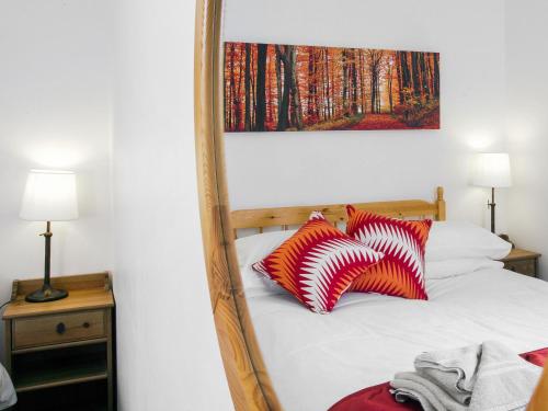 Katil atau katil-katil dalam bilik di Heath Cottage